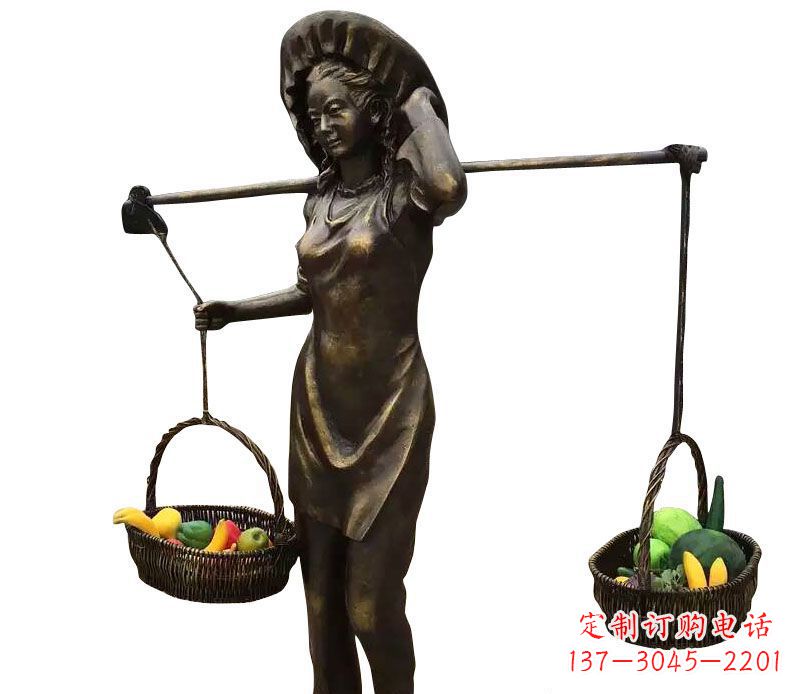 昆明挑着蔬果的女人铜雕