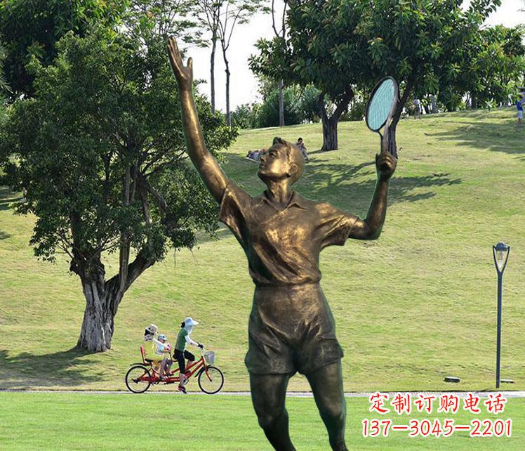 昆明铜雕打羽毛球人物