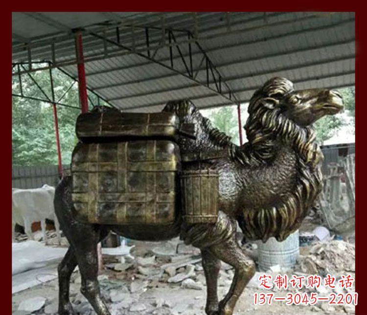 昆明拖行李的骆驼动物铜雕