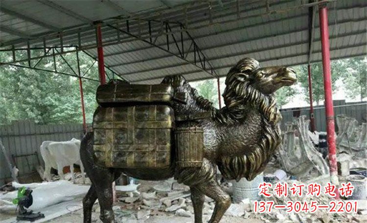 昆明拖行李的骆驼动物铜雕 (2)