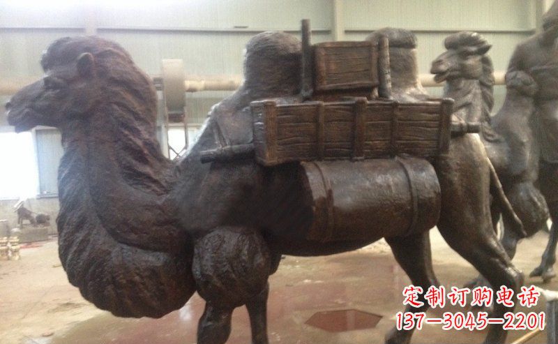 昆明驮着东西的骆驼公园动物铜雕