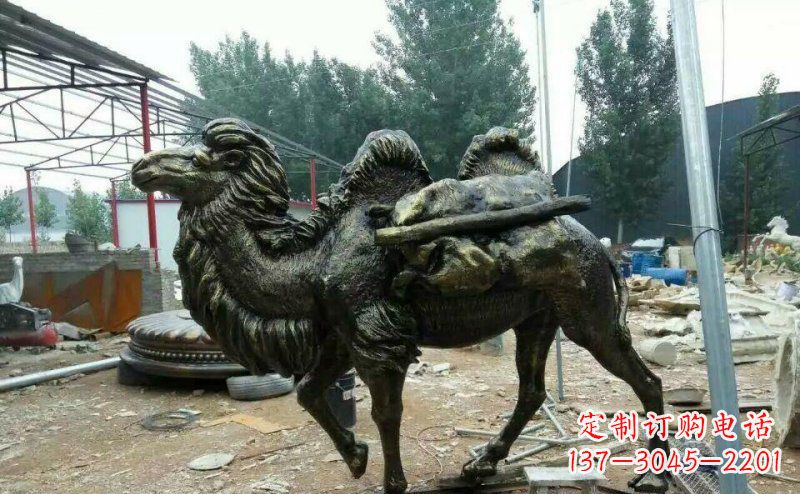 昆明驮着东西的骆驼铜雕