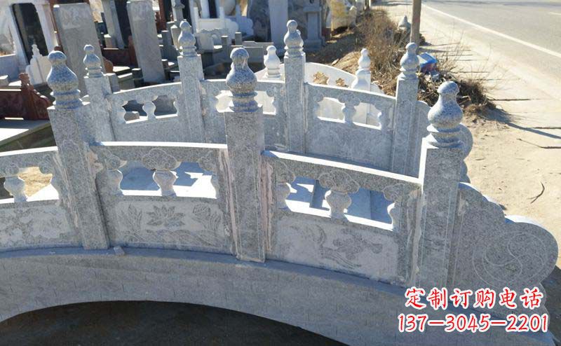 昆明小区公园大理石拱桥