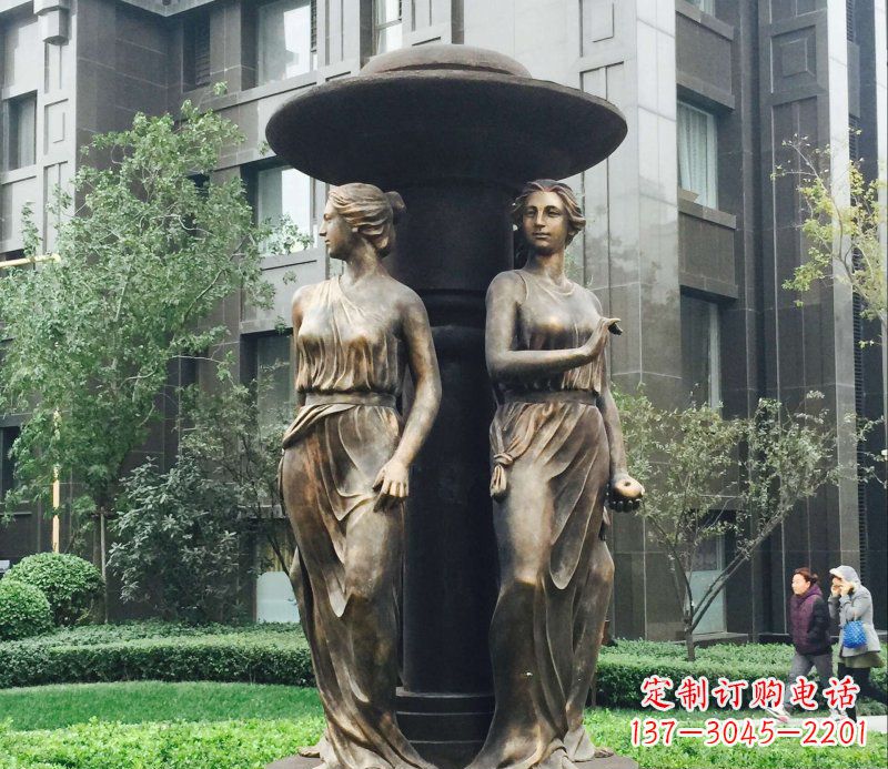 昆明小区西方女人人物铜雕