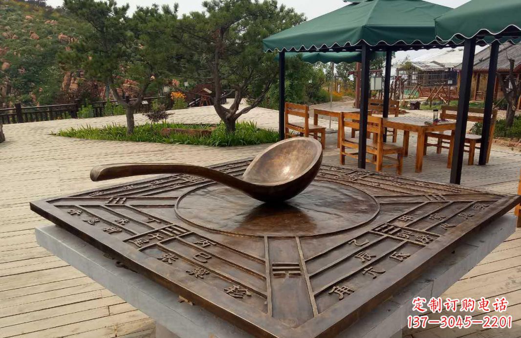 昆明校园古代司南铜雕