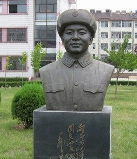 昆明校园雷锋铜像