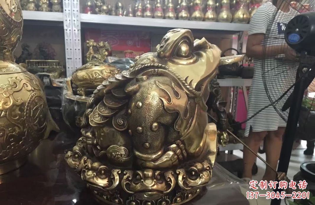昆明招财金蟾动物铜雕